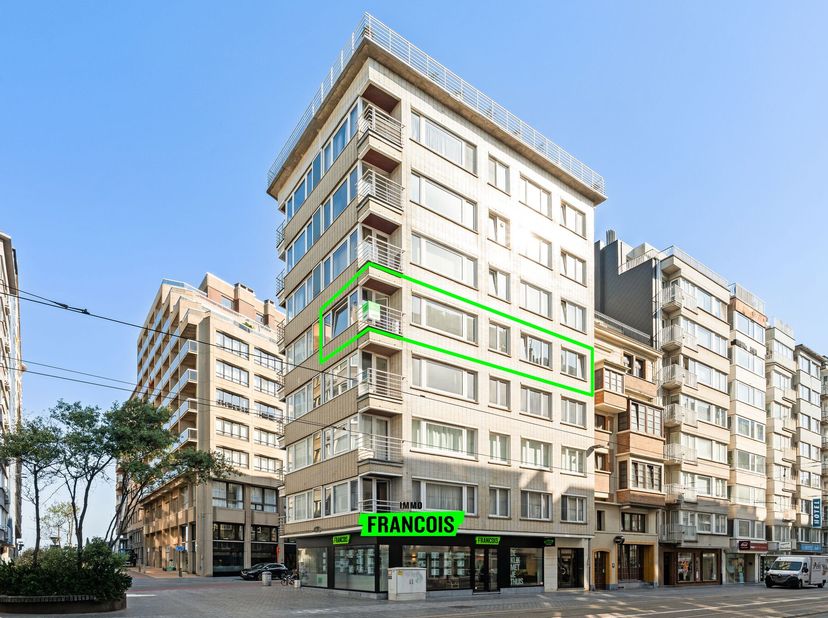 Bienvenue au Koningsstraat 23 ! Cet appartement d'angle récemment rénové, disposant de deux chambres, bénéficie d'un emplacement de premier ordre à Os
