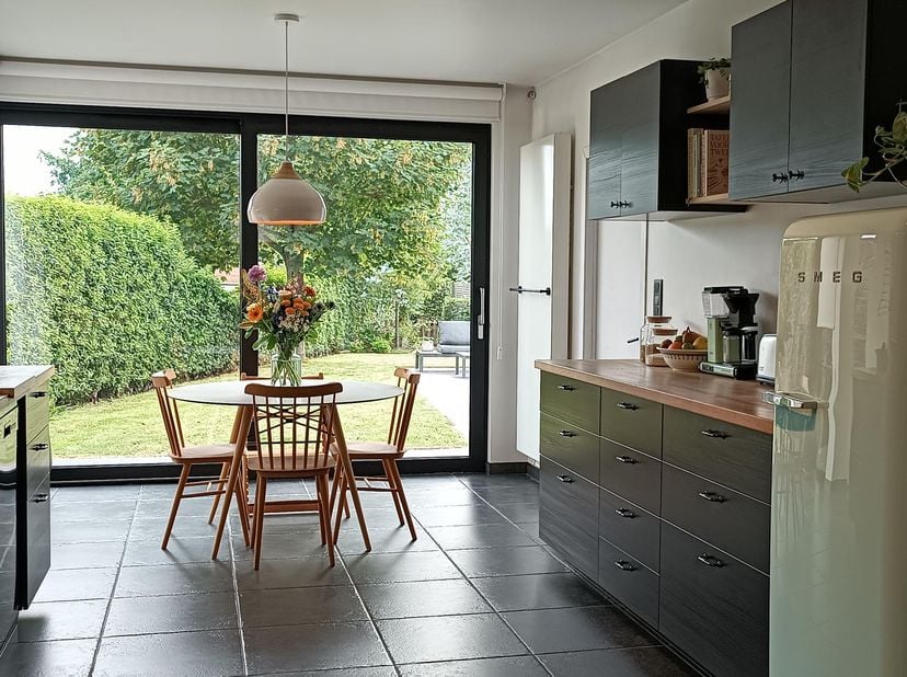Charmante halfopen, recent gerenoveerde ééngezinswoning met ruime oprit en garage. Op het gelijksvloers vinden we ruime woongedeeltes met een grote li