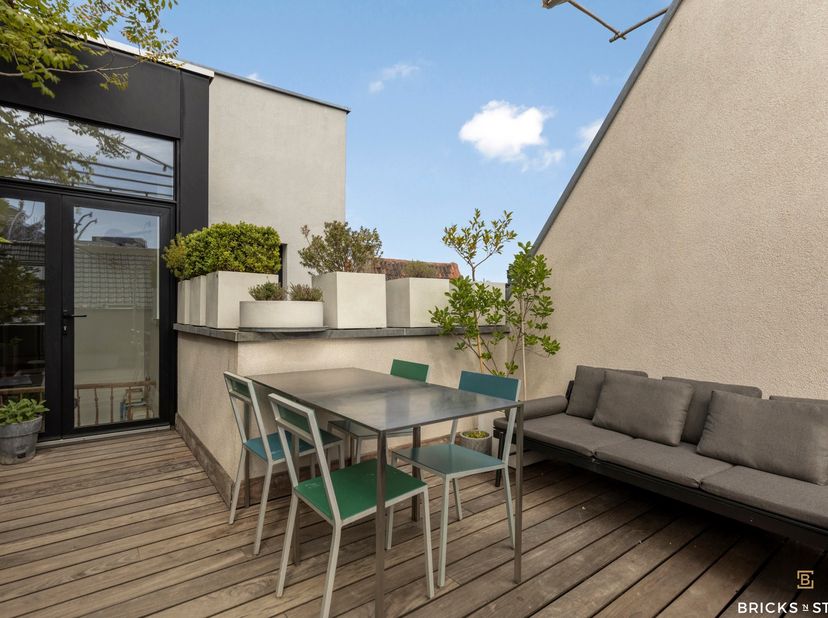 Gelegen aan de charmante Vrijdagsmarkt bevindt zich deze unieke, atypische woning met garage en zuidgericht dakterras, in het hart van Antwerpen.<br /