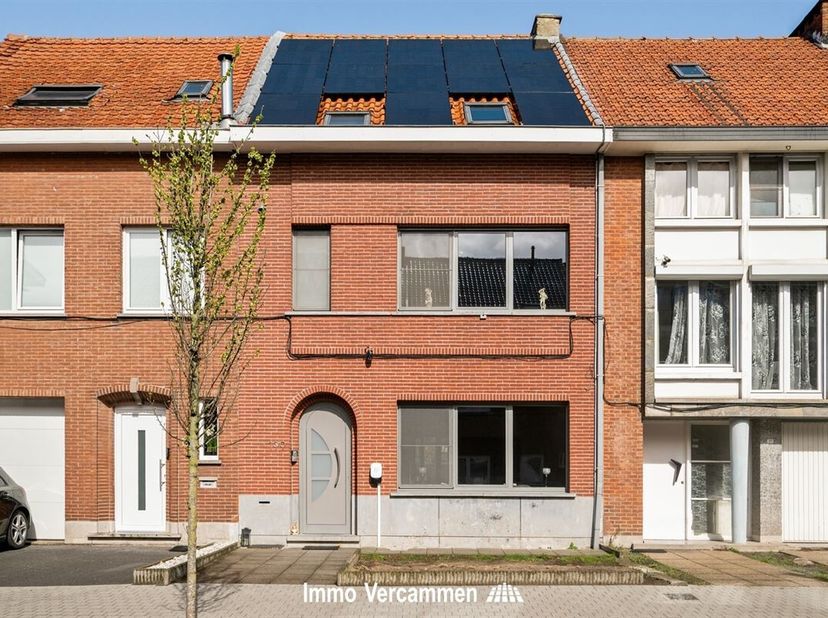 Instapklare en energiezuinige woning gelegen op een gunstige locatie in Mechelen. <br />
Op het gelijkvloers bevindt zich een inkomhal met gastentoile