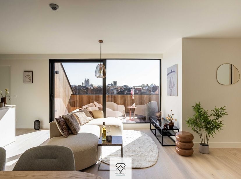 Hoog boven de stad, op de tweede verdieping van het prestigieuze Begijnhof123, bevindt zich The Skyline Boutique: een exclusieve woonentiteit waar de
