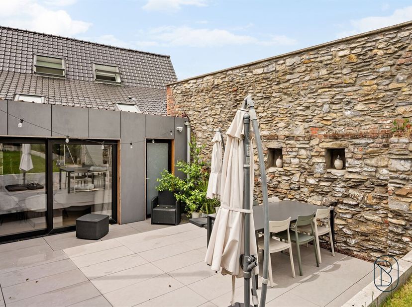 Idéalement située proche de toutes commodités, au coeur du village de Bléharie et à deux pas du grand large de Péronnes, cette belle maison de plus de