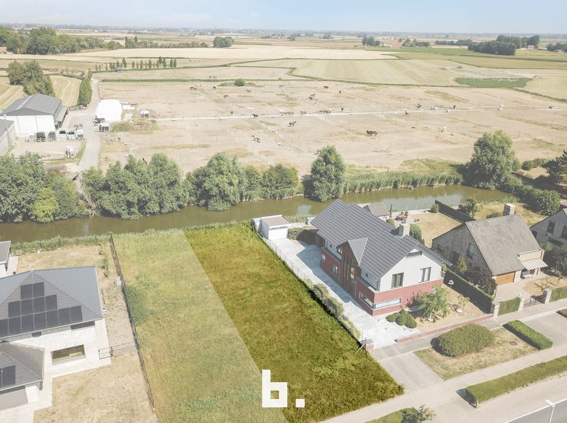 Dit perceel grond biedt schitterende bouwmogelijkheden en heeft als grote troef het open zicht op de vaart en de velden. De bouwgrond heeft een totale