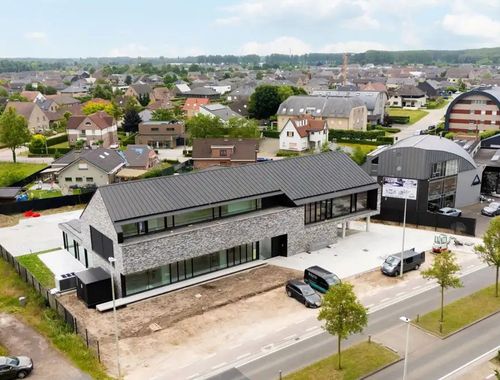                                         Handelsgelijkvloers te huur in Lochristi, € 4.500
