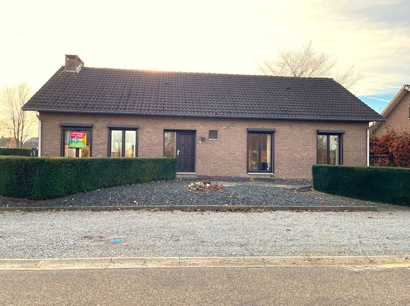 Bocholt – Vrijstaande gelijkvloerse woning met tuinzicht en optimale zuidwestoriëntatie<br />
<br />
In een rustige, groene straat in Bocholt, vlak bi