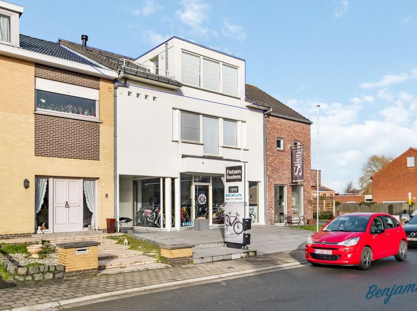 - Emplacement idéal au centre de Dadizele : Rue Ketenstraat 84 C<br />
- Appartement lumineux au 2ème étage<br />
- 1 chambre avec des armoires sur me