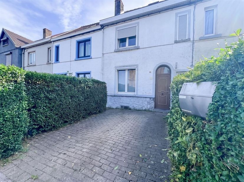 Prachtig huis, ideaal voor een eerste investering. Het bestaat uit een inkomhal, een volledig open woonkamer bestaande uit een salon van 12m², een eet