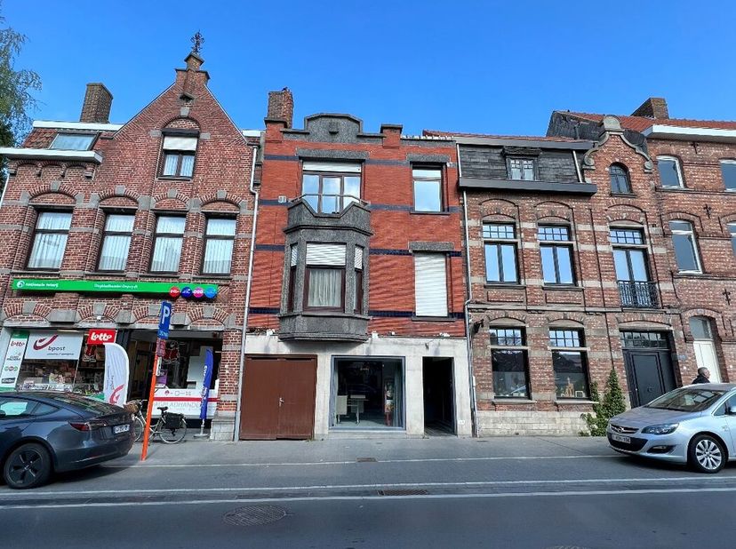 In het stadskern Ieper, nabij de Menenpoort gelegen vindt u dit investerings- , handelseigendom. Opp: 115m².<br />
<br />
Heden ingericht als volgt:<b
