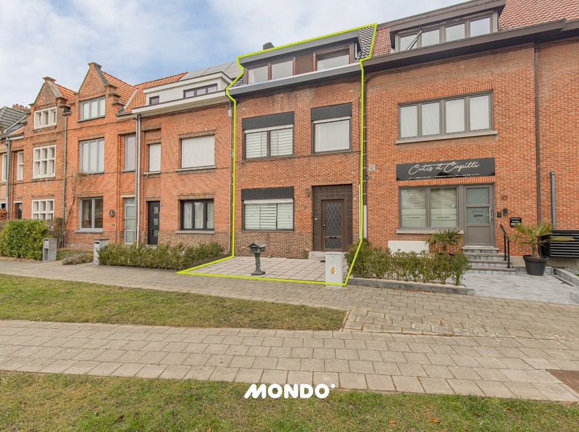 Deze gunstig gelegen, deels gerenoveerde woning in Niel biedt bijzonder veel ruimte en potentieel voor wie op zoek is naar een ruime gezinswoning met