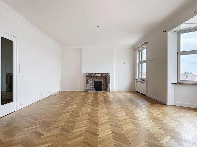 Situé entre le Chatelain et l'Avenue Louise, découvrez cet appartement de 230m2 (selon PEB) disposant de superbes espaces de réception.<br />
Une fois