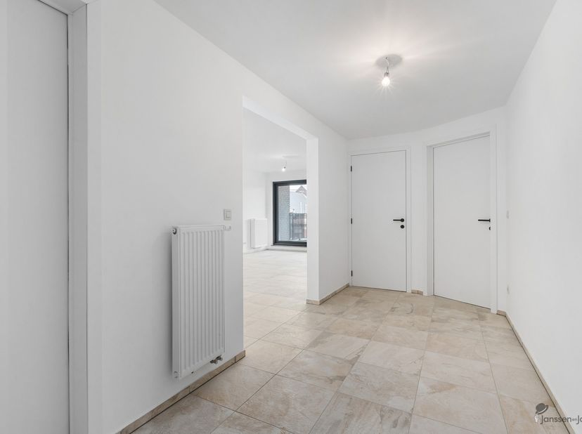 C'est par le vaste hall d'entrée que l'on accède à cet appartement bien entretenu et prêt à emménager, d'une surface habitable de 103 m². Le salon lum