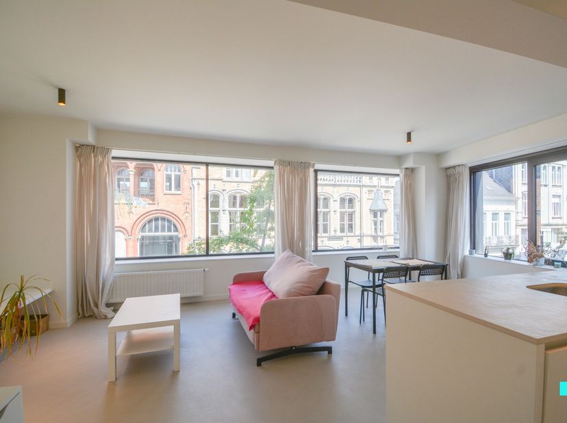 Big city life. Dit hippe stadsappartement met 2 slaapkamers is gelegen op de tweede verdieping van een zeer kleinschalige en rustige residentie, volle