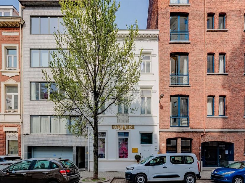 In de Van Boendalestraat, vlakbij de Italiëlei, vinden we dit prachtig gerenoveerde herenhuis te koop. Het gebouw werd volledig en kwaliteitsvol geren
