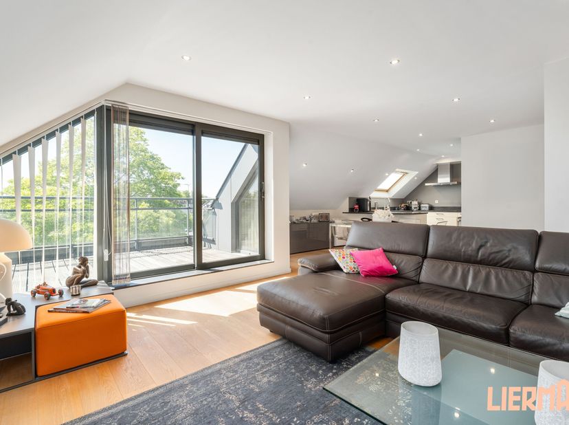Kom langs en ontdek dit ruime appartement uit 2012, gelegen op de bovenste verdieping van een kleine residentie aan het station van Erembodegem.<br />