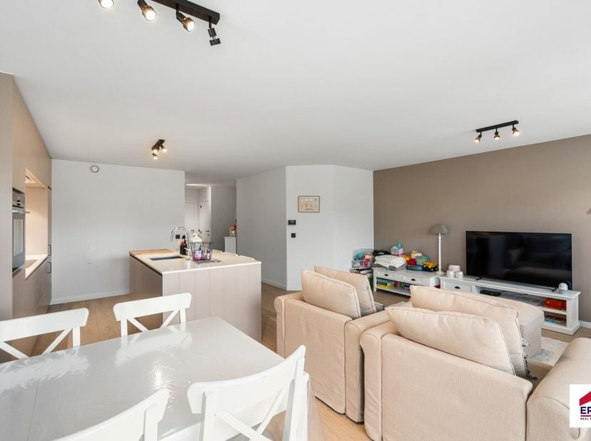 Te koop: stijlvol appartement in het centrum van Koksijde, op de Koninklijke Baan, nabij zee, duinen en openbaar vervoer. Dit appartement, gebouwd in