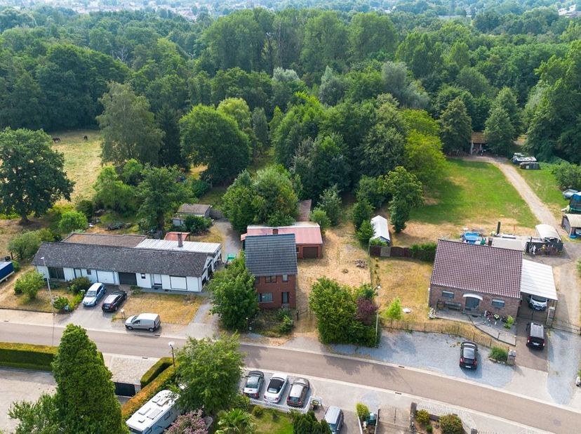 Bent u op zoek naar een woning die u volledig naar eigen smaak kunt renoveren? Dan biedt deze woning op een perceel van 1.656 m² de ideale basis om uw