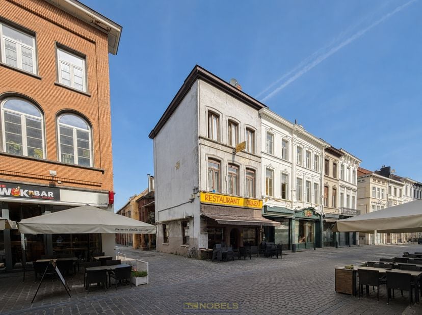 UNIEKE EIGENDOM met HANDELSPAND en RUIME PRIVÉWOONST, gelegen op een ABSOLUTE TOPLOCATIE in het HISTORISCHE CENTRUM van Gent. Dankzij de ligging in de