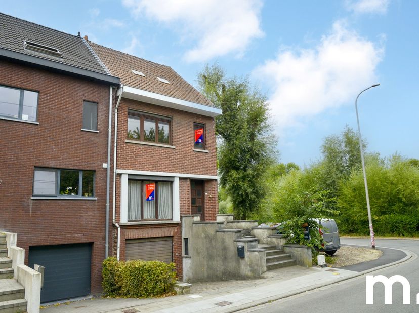 Bent u op zoek naar een ruime woning in Kortrijk die u volledig naar eigen smaak kunt renoveren en inrichten?<br />
Dan is deze woning zeker een bezoe