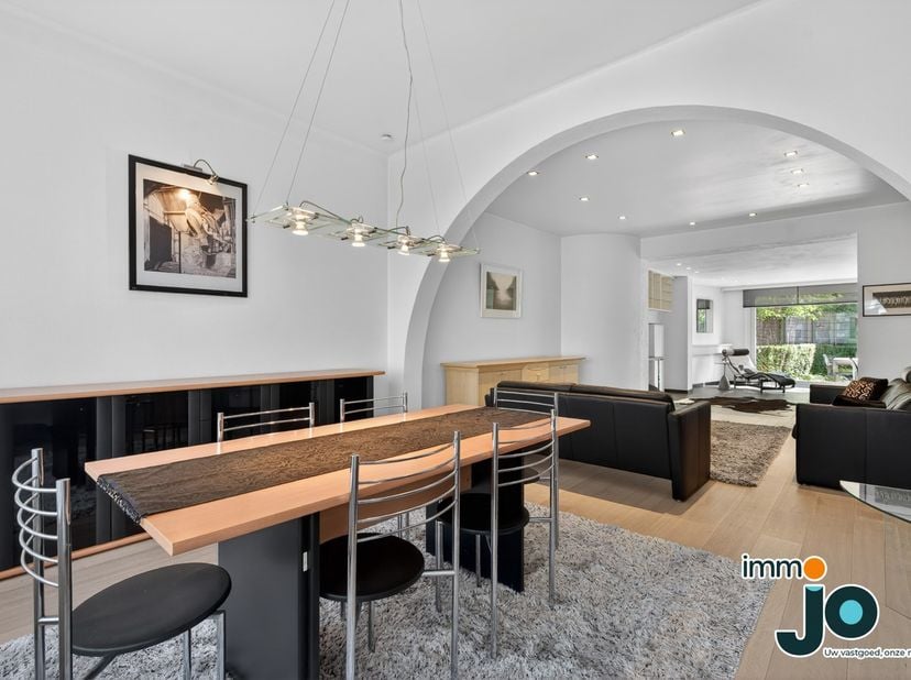 Gelegen aan de Elisabethlaan in Oostende bevindt zich dit ruime en instapklare herenhuis met een bewoonbare oppervlakte van meer dan 250 m². Dankzij d