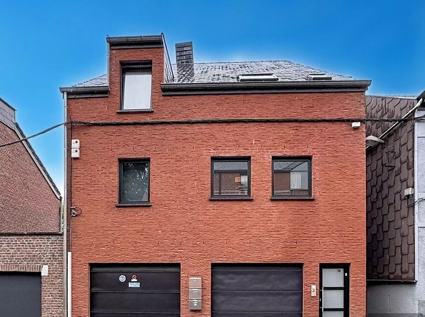 *** APPARTEMENT VENDU ! ***<br />
Situé dans un quartier calme et recherché de La Hestre, ce superbe appartement en rez de jardin offre un cadre de vi