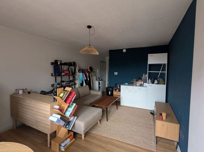 Appartement gelegen op de eerste verdieping (met lift) met woonkamer, kookhoek, badkamer met douche en toilet en 1 slaapkamer. Vrij vanaf 01/10/2026.