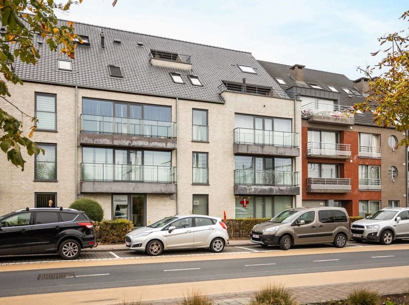Recente en energiezuinige gelijkvloerse kantoor- of praktijkruimte op topligging nabij station Denderleeuw. Dit gelijkvloerse kantoor- of praktijkruim