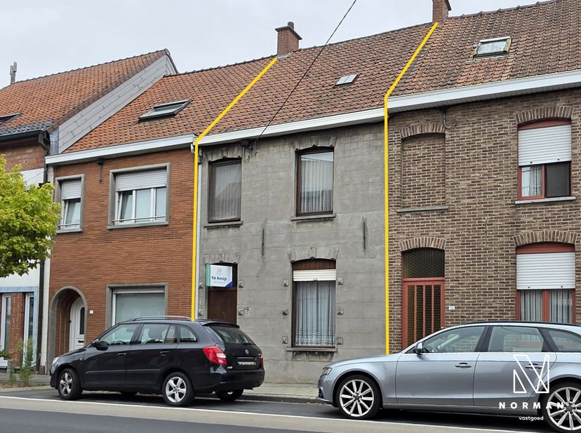 Centraal gelegen te renoveren woning met grote garage/atelier met uitweg te Kuurne!<br />
<br />
Deze te renoveren woning heeft een aangename en licht