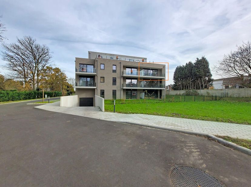 Situé au second étage du 2ème immeuble des Jardins de Rocourt, l'appartement "A8" (+/- 100 m² hors terrasse d'après PEB) est composé d'un hall d'entré