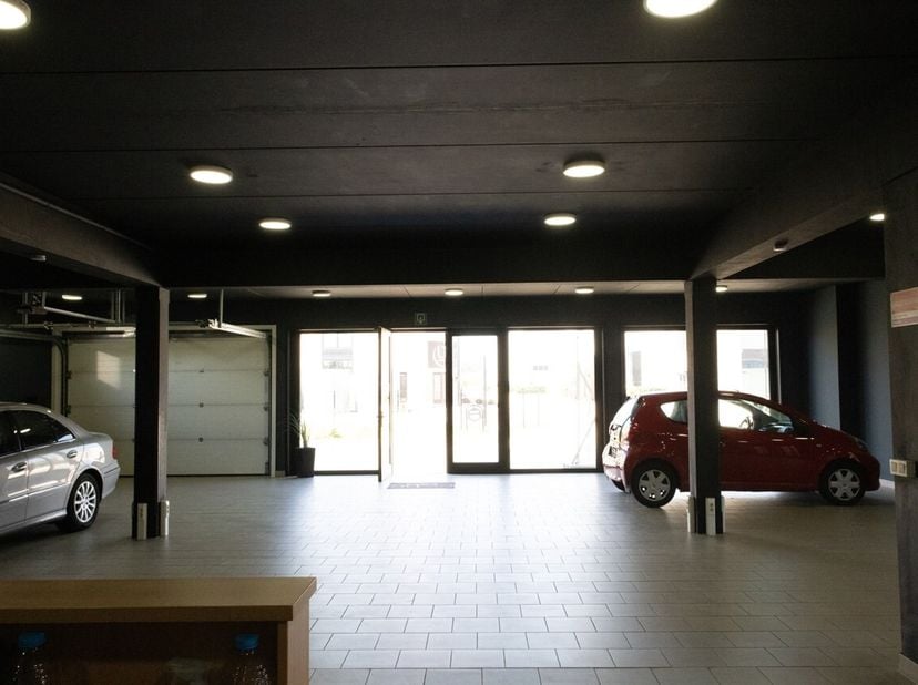 Vous cherchez un bien où combiner votre activité et votre habitation ? Alors cet immeuble commercial polyvalent situé Leopoldstraat à Okegem mérite as