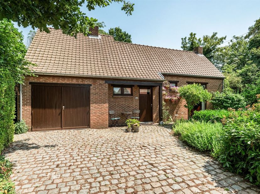 Prachtig gelegen woning met zonnepanelen<br />
Deze vrijstaande woning is gelegen op een groen hoekperceel in een rustige, landelijke omgeving te Olen