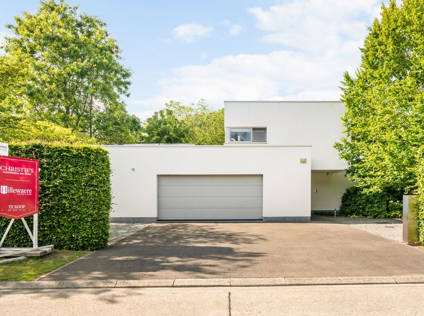 Deze prachtige energiezuinige woning is voorzien van alle modern comfort en is gelegen in een rustige en groene straat op wandelafstand van domein de