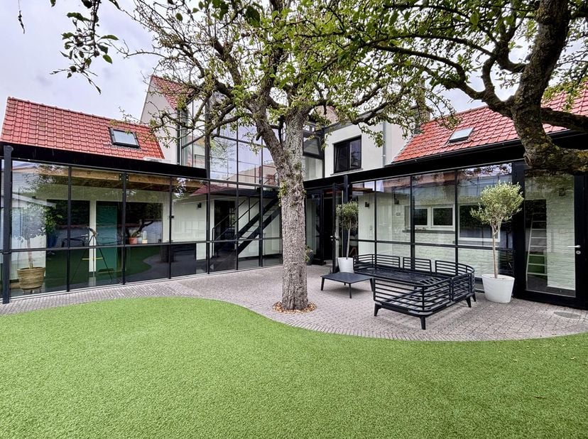 Deze ruime gezinswoning is gelegen in de dorpskern van Zuienkerke. <br />
<br />
Deze instapklare woning beschikt over mooie, volwaardige ruimtes met