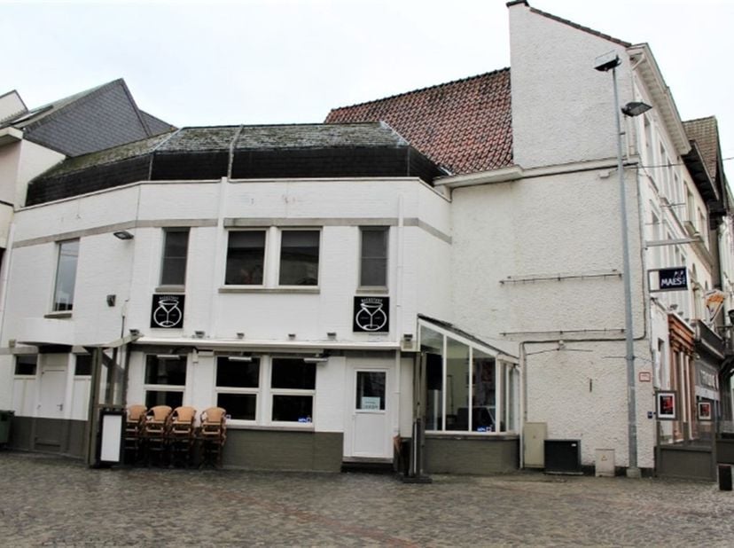 De gelijkvloerse verdieping van maar liefst 220m² huist momenteel een danscafé.<br />
Op de eerste verdieping bevindt zich een duplex appartement bes