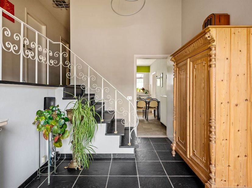 Ruime, goed onderhouden split-level op 475m²<br />
Ligging:<br />
Zéér rustig gelegen in een aangename straat nabij het centrum van Oud-Turnhout. Wink