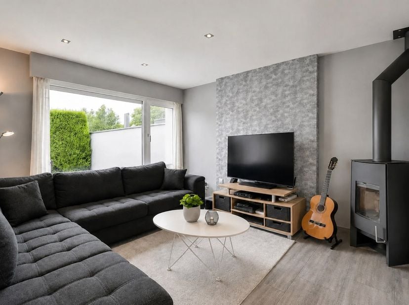 Welkom in de Lijsterstraat 21, een energiezuinige en instapklare woning gelegen in een rustige woonwijk te Torhout. Dankzij de uitstekende ligging bev