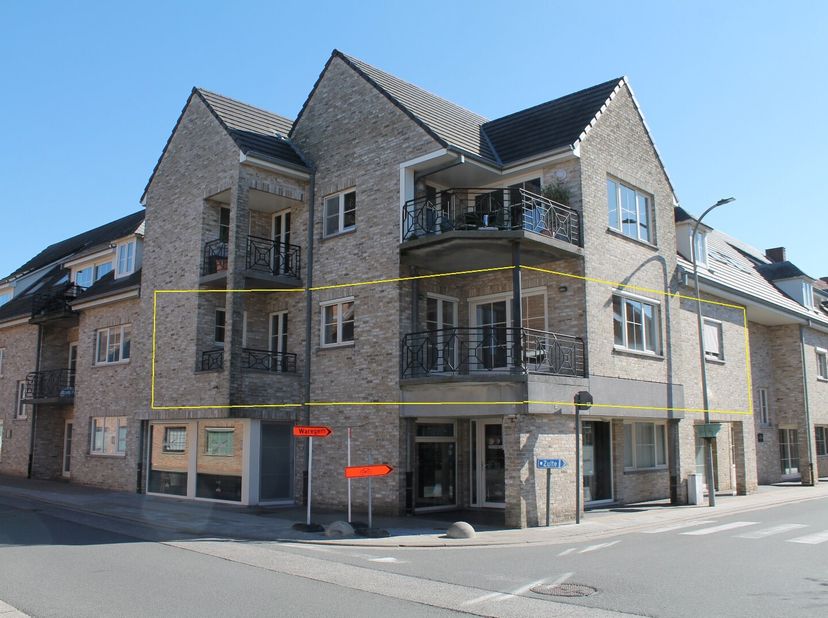Dit fantastisch appartement is gelegen op de hoek van de Brugstraat en de Deinzestraat en kijkt uit op het Kerkplein.<br />
Met zijn bewoonbare opperv