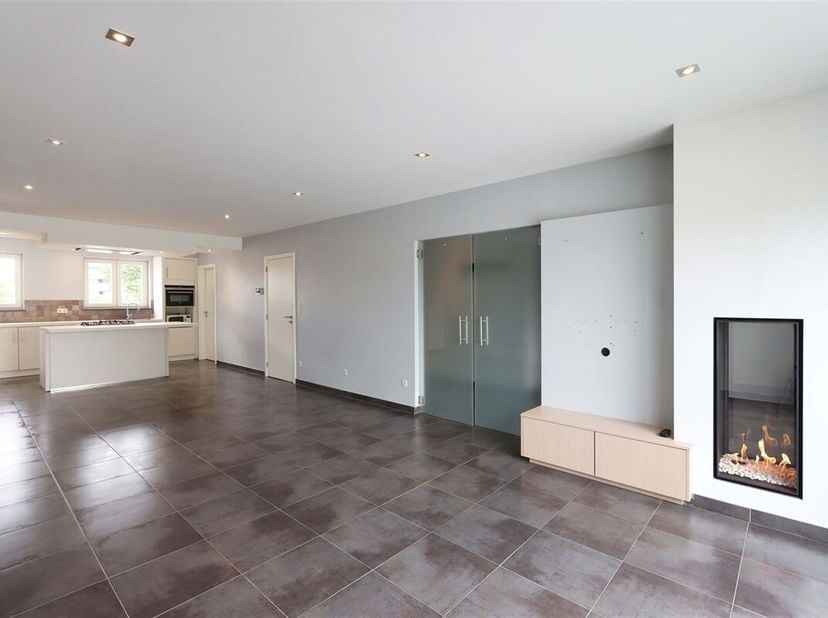 Modern en eigentijds duplex-appartement (170m²) met 3 slaapkamers, ruim terras en garage in Hechtel-Eksel<br />
Omgeving:<br />
+ Rustige en aangename
