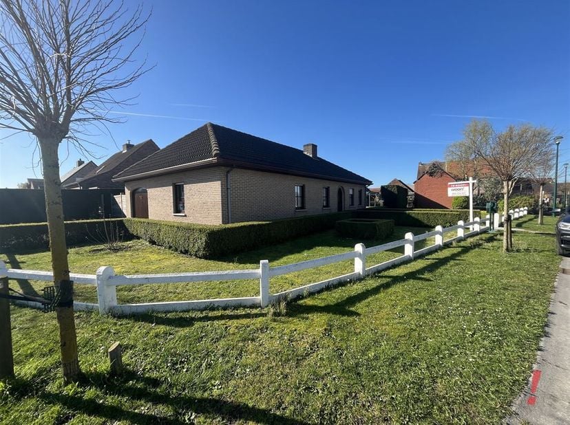 Alleenstaande villa in Uitkerke op een heel mooie residentiële ligging. Dit pand omvat een inkomhal met gastentoilet, lichtrijke woonkamer, aparte ing
