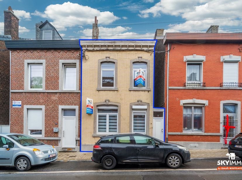 L’agence SKYIMMO vous propose cette belle maison prête à être habitée, située à Seraing, composée comme suit :<br />
Rez-de-chaussée :<br />
Hall d’en