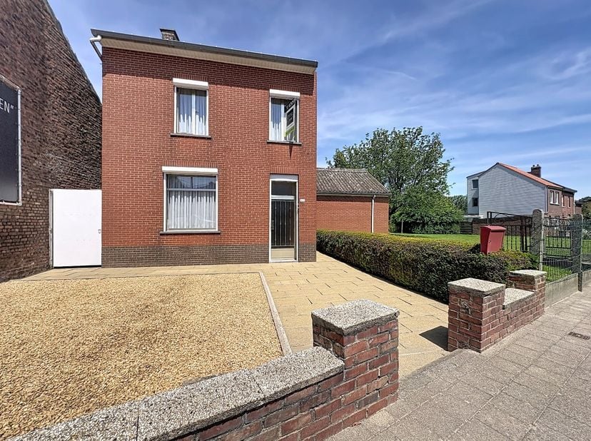 Ontdek deze karaktervolle open bebouwing in Tienen (Hakendover), waar charme, ruimte en potentieel perfect samenkomen. De woning beschikt momenteel ov