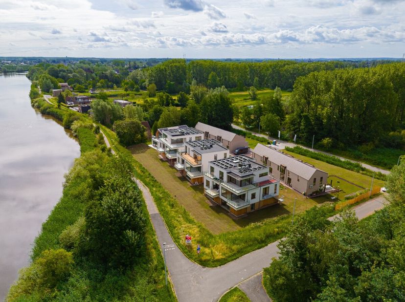 Dit appartement ligt te midden van het groen, aan de schelde op een prachtige en verkeersluwe locatie aan de Sint-Onolfsdijk in Dendermonde. Het appar
