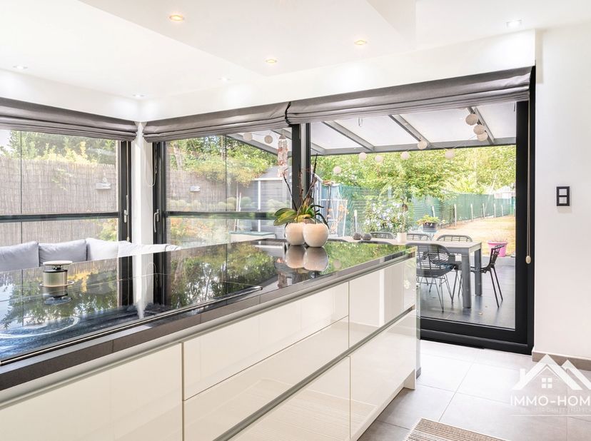 Deze prachtige woning vinden we terug in een rustige en groene omgeving, en ze ontvangt je in een ruime inkomhal (met gastentoilet en ingemaakte vesti