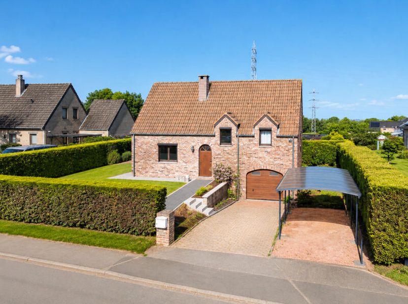 Magnifique villa (+/- 150m² d'après PEB) 3 chambres avec terrasse, vaste jardin et garage idéalement située à Wandre (limite Saive). Elle se compose c