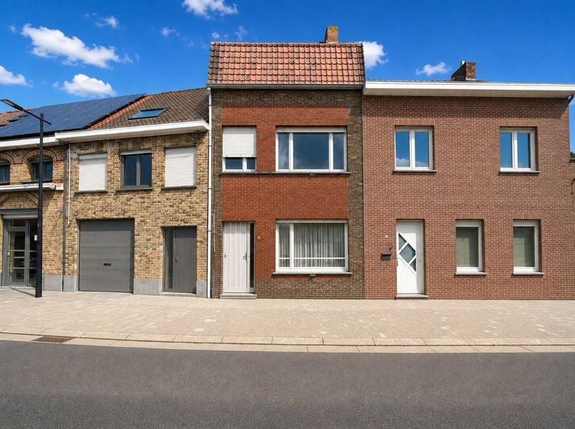 Deze woning is gelegen in Langemark-Poelkapelle, op een vlot bereikbare locatie dichtbij lokale handelaars, bakkerijen, slagerijen, scholen en sportvo