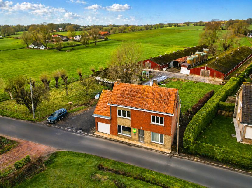 Op zoek naar rust, ruimte én mogelijkheden voor private opslag?<br />
Deze vergunde woning in landelijke omgeving combineert rustig wonen met 2 vergun