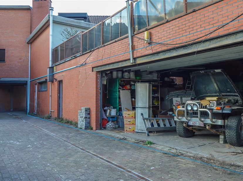 Centraal gelegen en polyvalente handelsruimte van 124 m² met een zeer ruime garage.<br />
Bij het binnenkomen merkt men direct het voordeel van de gro