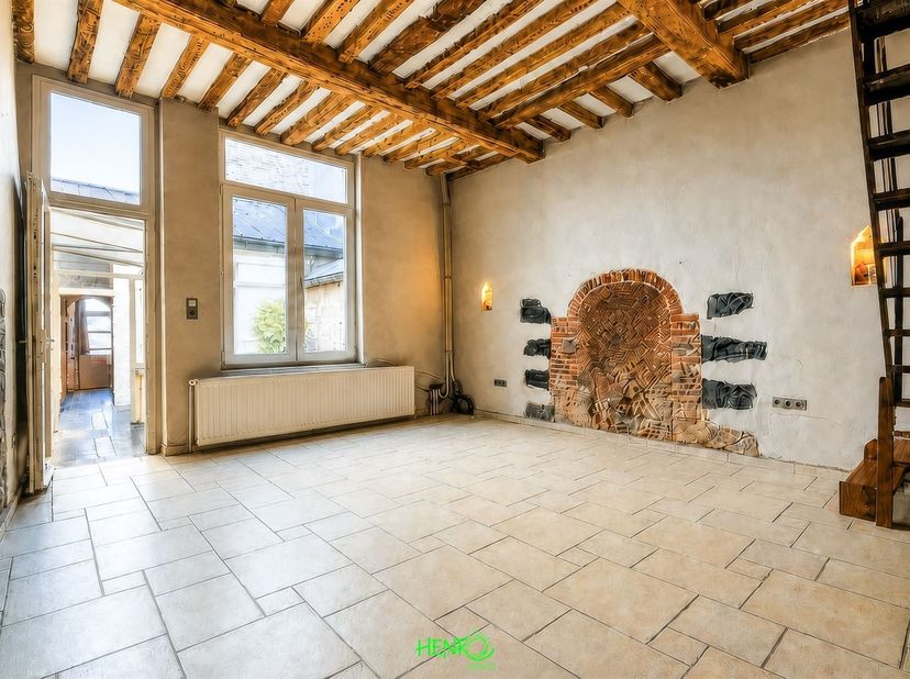 Située en plein centre de Tournai, à proximité immédiate des écoles, commerces et commodités, cette maison de ville 3 chambres est idéale pour un inve