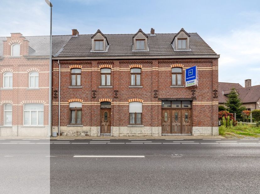 Dit karaktervolle huis is de ideale woning voor wie op zoek is naar ruimte. Met een bewoonbare oppervlakte van 325 m² biedt deze woning tal van mogeli