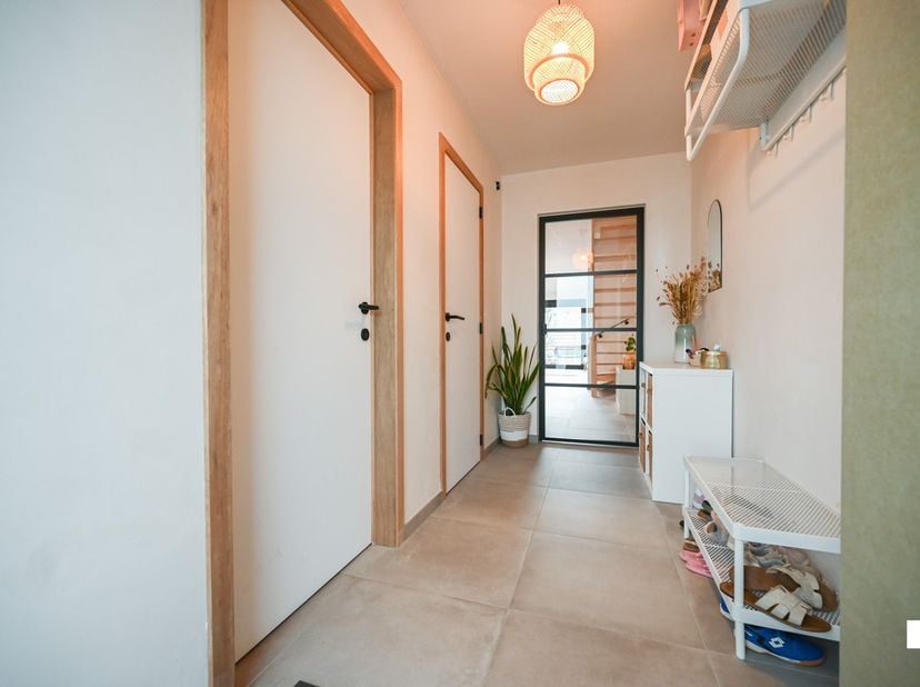 Ontdek deze volledig gerenoveerde eengezinswoning, die in 2024 grondig werd aangepakt. De woning werd volledig gestript, voorzien van nieuwe technieke