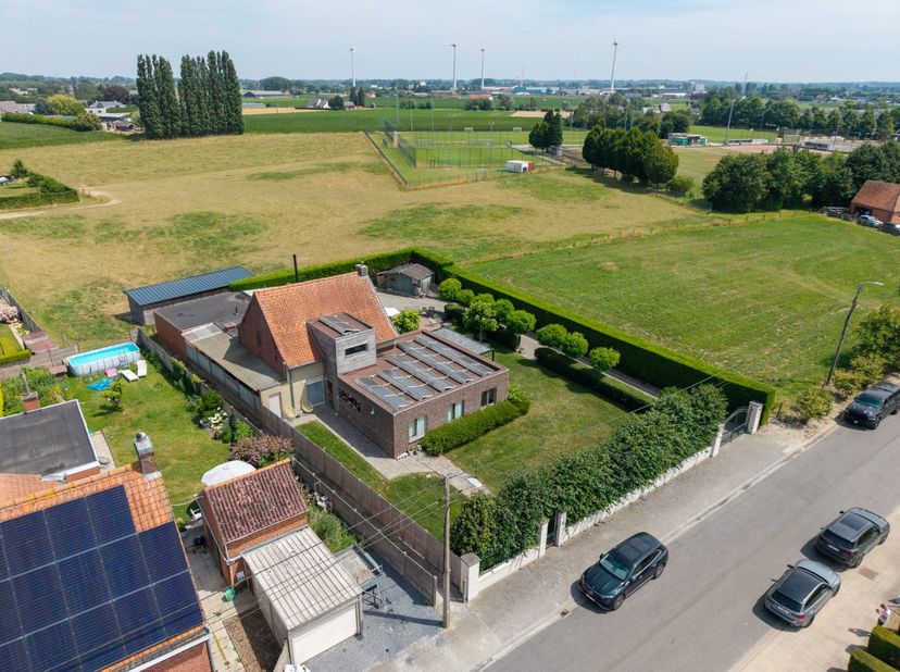 Ontdek deze uiterst charmante en kwalitatief afgewerkte villa, gelegen op een volledig omheind perceel van maar liefst 1.195 m². <br />
<br />
De woni